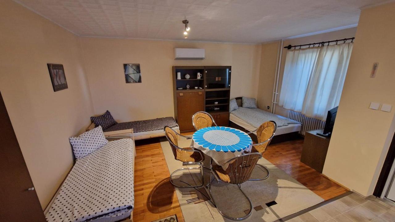 Friendly In The Suburb. Appartement